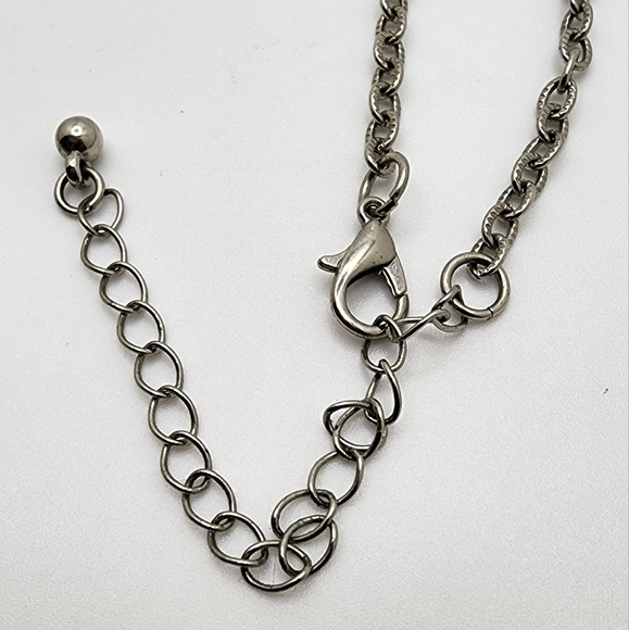 From the Hope Collection. An Abalone and Silver Pendant on a Silver Chain. - Picture 3 of 4